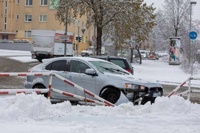 Auch in Plauen sorgte der Schnee für Verkehrschaos.