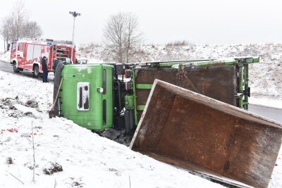 Schneefall sorgt für Unfälle auf Straßen in der Region - Dieser Lkw fuhr am Montagvormittag zwischen Hilbersdorf und Freiberg in einen Graben.
