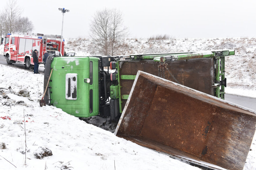 Schneefall sorgt für Unfälle auf Straßen in der Region - Dieser Lkw fuhr am Montagvormittag zwischen Hilbersdorf und Freiberg in einen Graben.