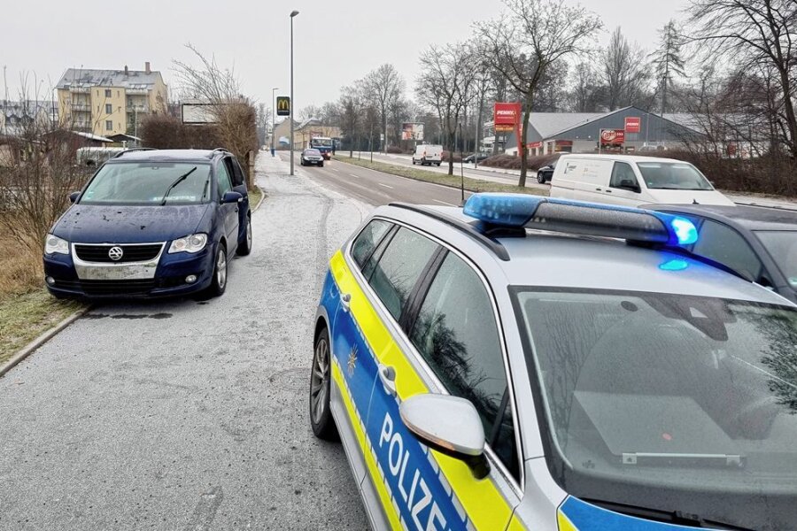 Schneefall und Glätte behindern Verkehr rund um Chemnitz - Auf der Frankenberger Straße in Chemnitz rutschte am Montagvormittag ein VW mit Kindern an Bord seitlich gegen einen Lichtmast. Mehrere Personen wurden laut Zeugen in ein Krankenhaus gebracht.