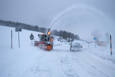 Schneefall und Sturmböen: Winter macht Autofahrern zu schaffen - Der Winterdienst ist in Oberwiesenthal im Einsatz.