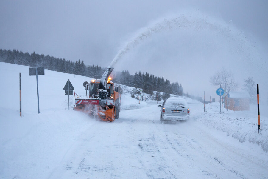 Schneefall und Sturmböen: Winter macht Autofahrern zu schaffen - Der Winterdienst ist in Oberwiesenthal im Einsatz.