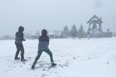 Schneegewitter: Oberes Erzgebirge erlebt weißen Herbstnachmittag - Der erste Schneefall wurde von Besuchern des Fichtelbergs gleich für die erste Schneeballschlacht genutzt.