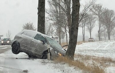 Schneeglätte macht Fahrern im Erzgebirge zu schaffen - 