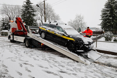 Schneeglätte: Straße nach Unfall gesperrt - Auf der schneeglatten Oberen Hauptstraße in Wittgensdorf sind ein Volvo und ein VW kollidiert.