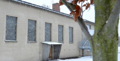 Schneelast auf Dächern wird ständig beobachtet - Die Sporthalle an der Grundschule Langenleuba-Oberhain musste gesperrt werden, weil Wasser eingedrungen war.