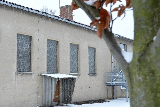 Schneelast auf Dächern wird ständig beobachtet - Die Sporthalle an der Grundschule Langenleuba-Oberhain musste gesperrt werden, weil Wasser eingedrungen war.
