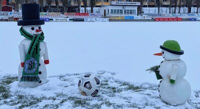 Schneemänner statt Fußball im Oelsnitzer Elstertalstadion - 