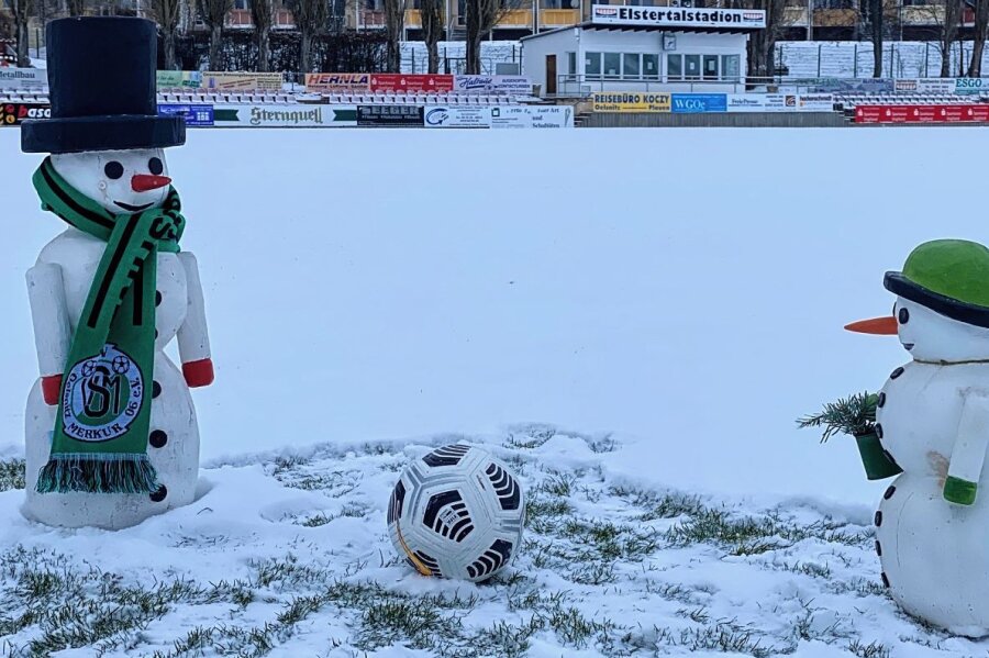 Schneemänner statt Fußball im Oelsnitzer Elstertalstadion - 