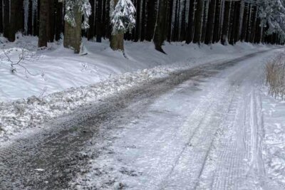 Schneepflug zerstört Langlaufstrecken im Wintersportgebiet bei Geyer - Beliebte Langlaufstrecken bei Geyer wurden von einem Schneepflug zerstört, der Schnee weggeschoben. Die Stadt sucht nun Hinweise.