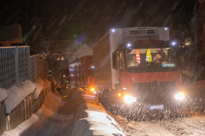 Schneeregen führt zu zahlreichen Unfällen in der Region - Am Dienstagnachmittag und -abend blieben im Erzgebirge mehrere Laster auf verschneiten Straßen liegen, so wie hier in Geyer.
