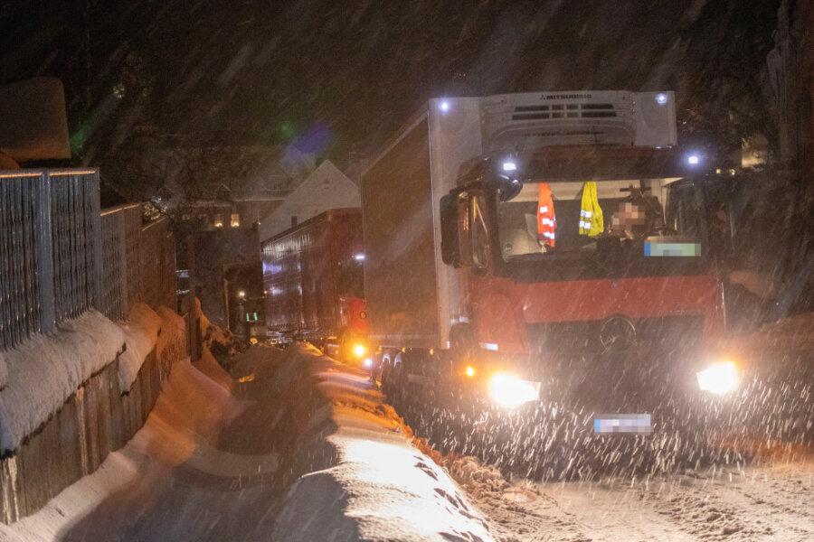 Schneeregen führt zu zahlreichen Unfällen in der Region - Am Dienstagnachmittag und -abend blieben im Erzgebirge mehrere Laster auf verschneiten Straßen liegen, so wie hier in Geyer.