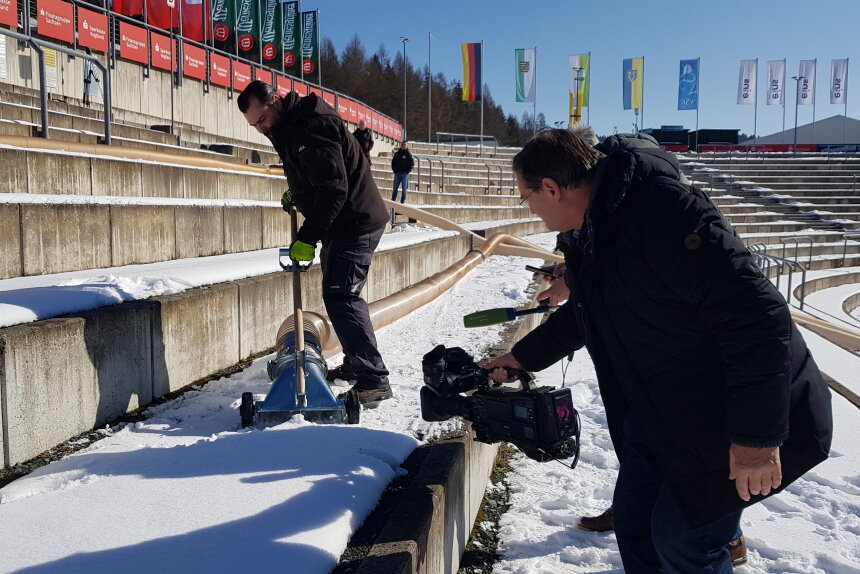Funktioniert das Gerät zur Schneeberäumung auch in der Vogtland-Arena? Projektleiter Lars Tröger hat es am Mittwoch ausprobiert. 