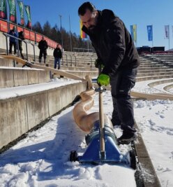 Schneesauger für Antarktis aus dem Vogtland - Funktioniert das Gerät zur Schneeberäumung auch in der Vogtland-Arena? Projektleiter Lars Tröger hat es am Mittwoch ausprobiert. 