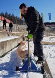 Schneesauger für Antarktis aus dem Vogtland - Funktioniert das Gerät zur Schneeberäumung auch in der Vogtland-Arena? Projektleiter Lars Tröger hat es am Mittwoch ausprobiert. 