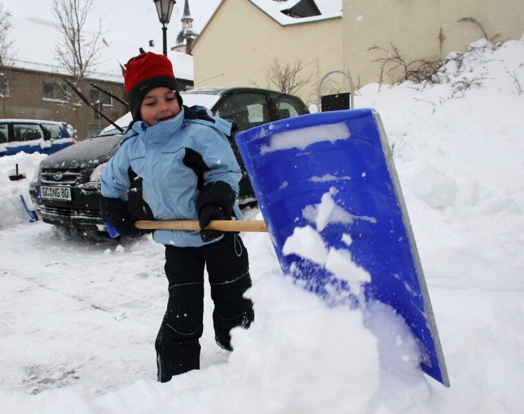 Schneeschippen: Das Geschäft boomt - 
              <p class="artikelinhalt">Der vierjährige Lauren Lennox Lange aus Leipzig ist zurzeit bei seinen Großeltern in Hohenstein-Ernstthal zu Besuch. Er hilft dem Opa natürlich gerne beim Schnee schippen. </p>
            