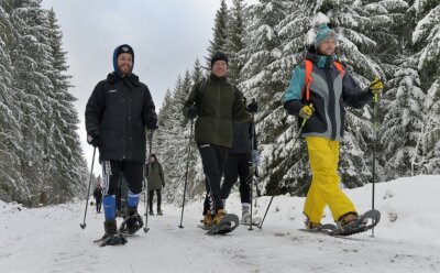 Schneeschuhwanderung treibt Puls in die Höhe -  Die dreistündige Schneeschuhwander-Tour bereitete Pascal Ebert, Trainer Kirsten Weber und Kevin Roch (v. l.) sichtlich Spaß.