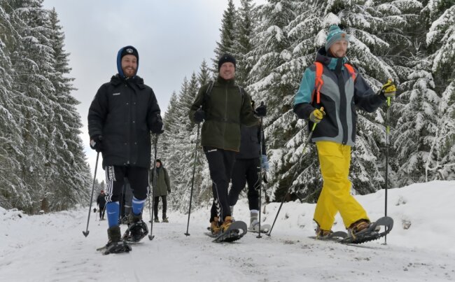  Die dreistündige Schneeschuhwander-Tour bereitete Pascal Ebert, Trainer Kirsten Weber und Kevin Roch (v. l.) sichtlich Spaß.