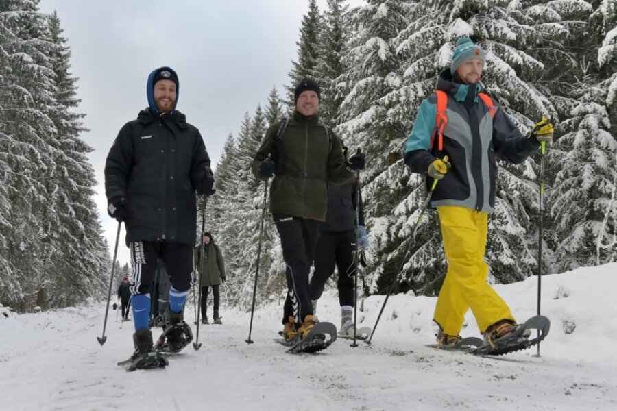  Die dreistündige Schneeschuhwander-Tour bereitete Pascal Ebert, Trainer Kirsten Weber und Kevin Roch (v. l.) sichtlich Spaß.