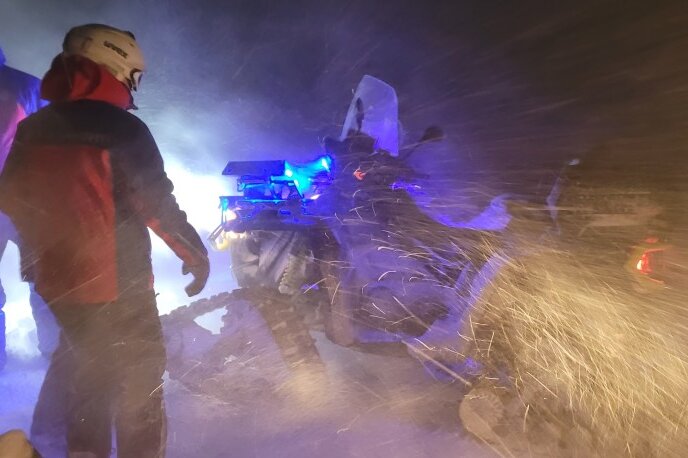 Schneesturm: Bergwacht rettet erschöpfte Familie und einen Hund nahe Altenberg - 