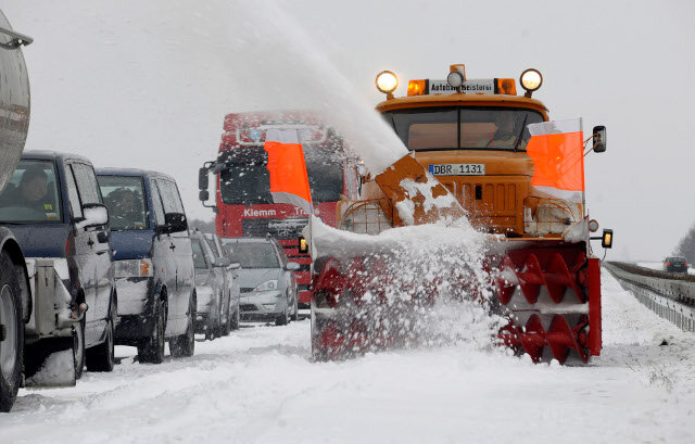 Schneesturm löst in Norddeutschland Verkehrschaos aus - Heftiger Schneefall und stürmischer Wind haben in Mecklenburg-Vorpommern auf zahlreichen Straßen und Gleisen den Verkehr blockiert. 