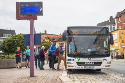 Schnellbus-Linie 383 fährt bis 2029 von Aue nach Chemnitz - Expressbus von Aue nach Chemnitz.