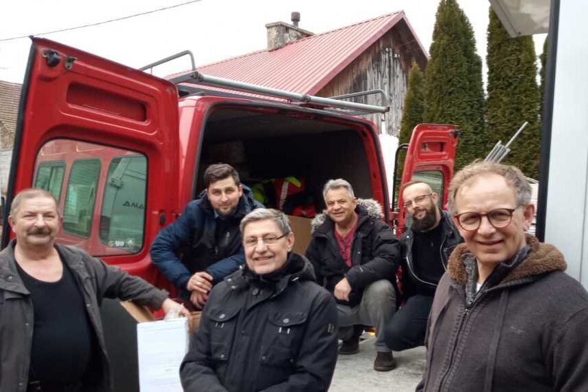 Die Spenden sind an Lukasz Mucha (hinten links) übergeben worden, der sie über die Grenze in die Ukraine bringen wird. 