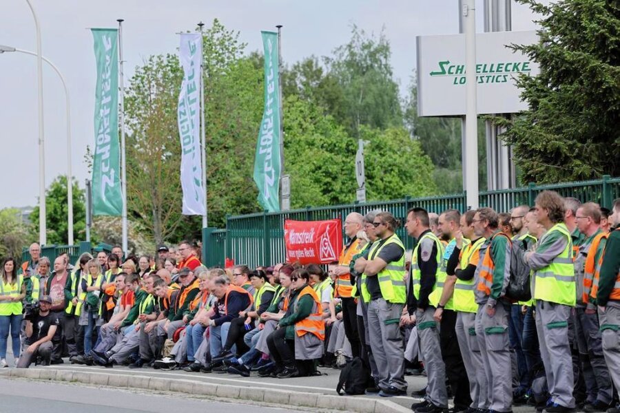 Schnellecke: 1000 Beschäftigte beteiligen sich an Warnstreik - Bereits vor zwei Wochen hatten Mitarbeiterinnen und Mitarbeiter bei Schnellecke in Glauchau gestreikt. 