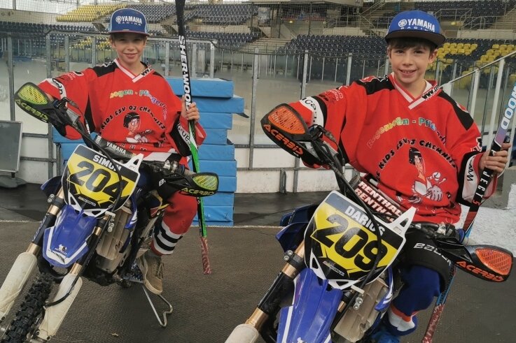 Schneller Sport im Doppelpack - Mit dem Motorrad in der Eissporthalle - für das Pressefoto geht so etwas mal. Denn die Zwillinge Simon (links) und Darius Delling haben Eishockey und Motocross als gemeinsame Hobbys. 