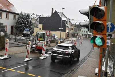 Schnelles Internet: Arbeiten sorgen für Verkehrsbehinderungen in Rochlitz - Die Zwickauer Straße in Rochlitz – also die B 175 – ist im Bereich der Gärtnerstraße aktuell gesperrt.