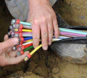 Schnelles Internet für Hainichen: Stadt treibt den Ausbau voran - Glasfaserkabel in einem Straßenschacht. 636 Kilometer Kabel sollen in Hainichen verlegt werden. 