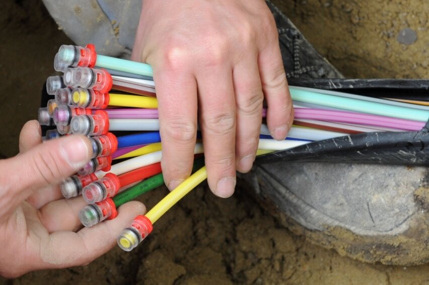 Schnelles Internet für Hainichen: Stadt treibt den Ausbau voran - Glasfaserkabel in einem Straßenschacht. 636 Kilometer Kabel sollen in Hainichen verlegt werden. 
