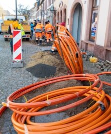 Schnelles Internet für Rochlitz - In Rochlitz werden derzeit Glasfaserkabel für schnelles Internet verlegt, hier in der Hauptstraße.