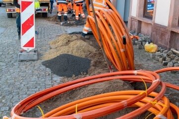 Schnelles Internet für Rochlitz - In Rochlitz werden derzeit Glasfaserkabel für schnelles Internet verlegt, hier in der Hauptstraße.