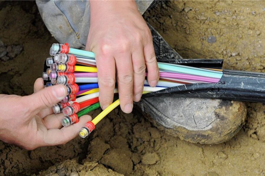 Schnelles Internet in Penig - wer ist dabei? - Glasfaser-Kabel mit farbigen Einzelsträngen sollen bald überall in Penig verlegt werden, unabhängig davon, wer der Anbieter sein wird. 