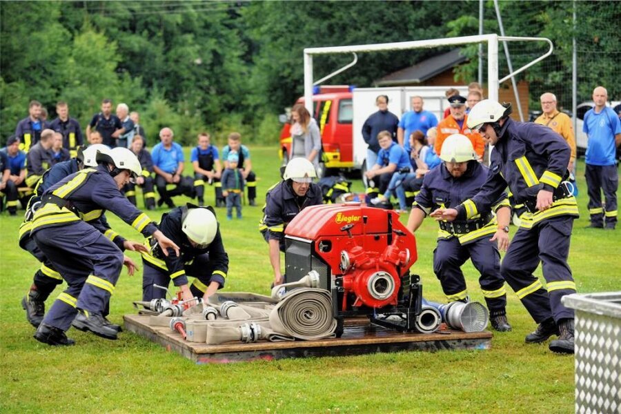 Schnellstes Feuerwehrteam Mittelsachsens gesucht - Schnappschuss vom früheren Leistungsvergleich Feuerwehrsport: Hier geht es für die Weißenborner los. 