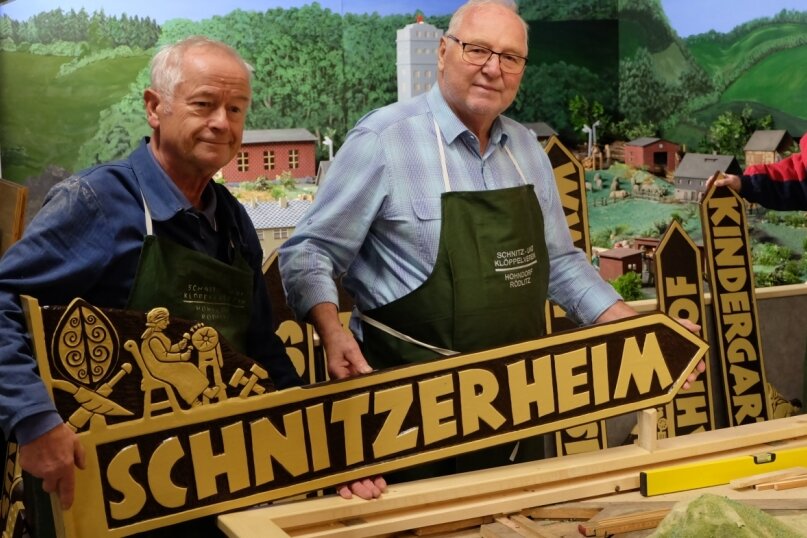 Schnitzereien, die nicht aus Holz sind - Peter Teichmannn, Jürgen Scheibner und Bernd Steinert (von links) mit den neuen Wegweisern. Aus Holz sind sie nur scheinbar. 