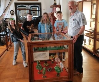 "Schnitzmäuse" zeigen fertige Werke - Ein Teil der "Schnitzmäuse" und ihr Schnitzlehrer Wilfried Tomaszewski zeigen ihre Arbeit im Erzgebirgsmuseum. 