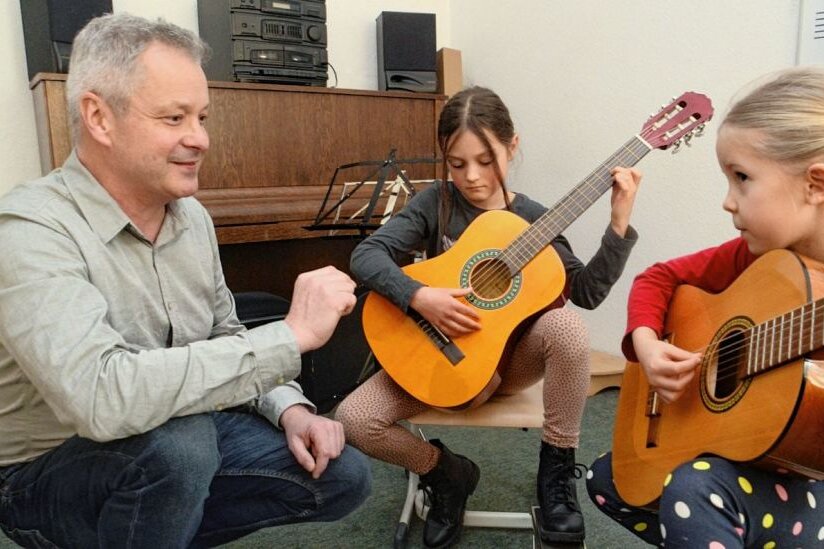 Schnuppertag: Gitarren klingen in Musikschule - 