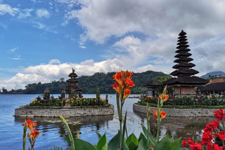 Schock-Diagnose lässt junges Paar zu Traumreisezielen aufbrechen - Pura Tirta Empul ist ein Wassertempel in Bali, der für sein heiliges Quellwasser berühmt ist. 