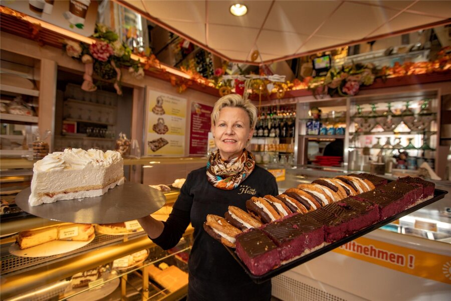 Schock in Plauen: Das beliebte Café Heinz in Preißelpöhl macht zum Jahresende dicht - Die Renner in Ute Heinz‘ Ladengeschäft: Baisertorte (links) und Kleinkuchen sowie Gebäck. „Man schmeckt, was von uns gebacken ist“, sagt die Unternehmerin, die Ende nächsten Monats schließt.