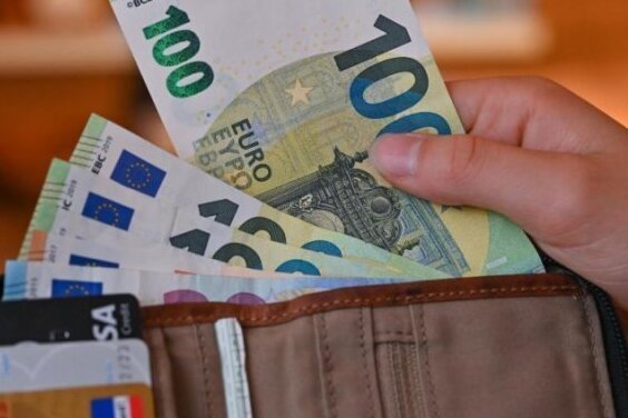 Schockanruf in Glauchau: Frau übergibt 49.000 Euro an Betrüger