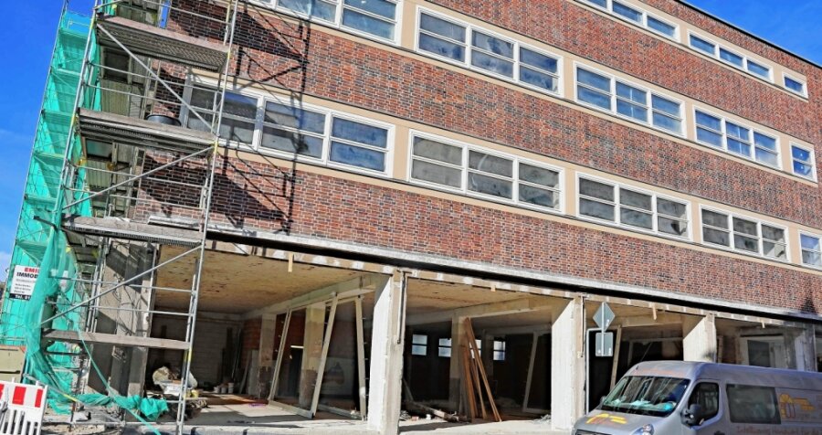 Schocken: Neue Fenster zieren altes Gebäude in Pleißestadt - 