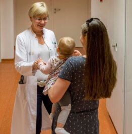 Schockierende Geburt -  Die Mutterrolle und das Kind annehmen - Frauen mit traumatisch verlaufenen Geburten erhalten in der Mutter-Kind-Tagesklinik des Uniklinikums Dresden Hilfe. Professorin Kerstin Weidner hat sie mitaufgebaut. 