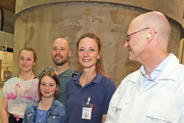 Werkleiter Dr. Ulfert Rott (rechts) im Gespräch mit Carolin Osthaar, Leiterin der Papiermaschine (2.v.r.) und ihrer Familie.
