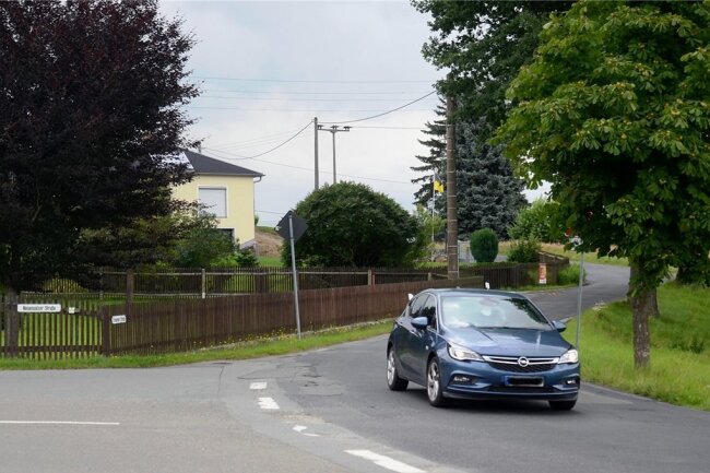 Schönau: Straßenbau um ein Jahr verschoben - Die Zufahrt auf die Treuener Straße in Schönau aus Richtung Neuensalz soll im Zuge der geplanten Bauarbeiten entschärft und sicherer gestaltet werden. Diese Zusage haben die Schönauer jetzt dem Landratsamt abgerungen, das die Sanierung der Straße nun für 2022 vorbereitet. 