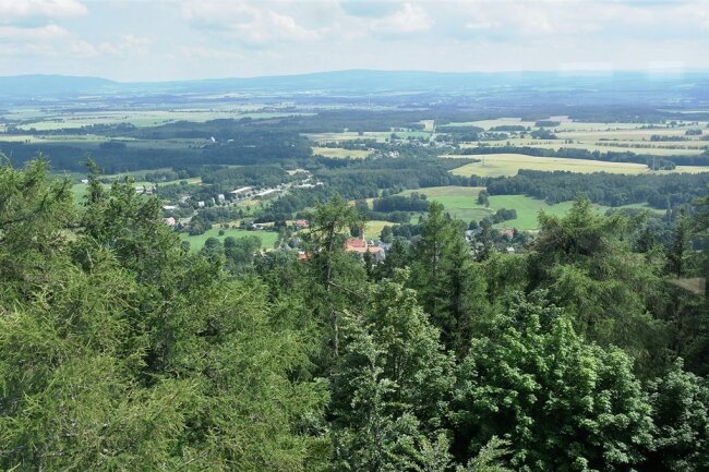 Schönberger feiern zwei Jubiläen - Ein Doppeljubiläum wurde am Samstag in Schönberg gefeiert: 90 Jahre Kapellenbergturm und 140 Jahre Vogtländischer Wanderverband. Diesen Panoramablick konnten die Besucher an dem Tag vom 1993 neu errichteten Kapellenbergturm genießen. 