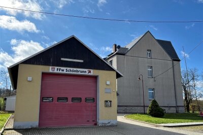 Schönbrunn erhält Zuschlag für Energieprojekt - Die Heizung im Bürgerhaus Schönbrunn (rechts) soll umgestellt werden, das Feuerwehrhaus Fotovoltaik erhalten.