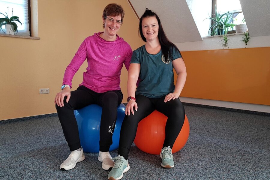 Schönbrunnerin wagt Schritt in die Selbstständigkeit - Mandy Schneider (rechts) übernimmt die Praxis für Physiotherapie von Silvia Unger.