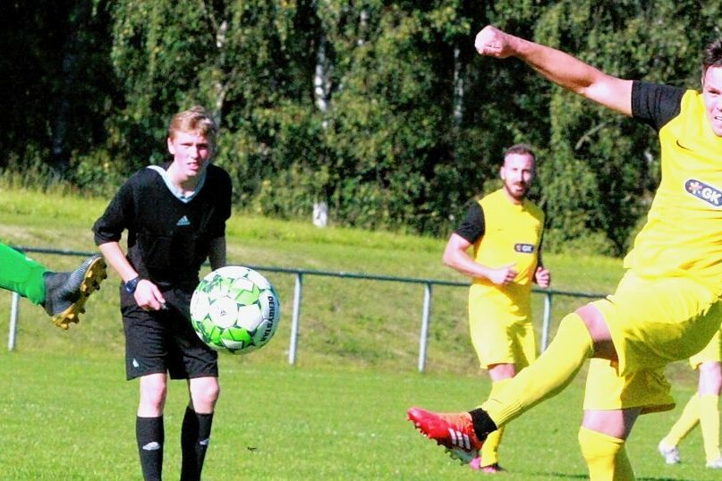 Schöneck bleibt Maß aller Dinge - Cristiano Thomas (gelbes Trikot) war der Matchwinner für den VfB Schöneck. Beim 2:0-Auswärtssieg gegen Pausa-Mühltroff erzielte er beide Treffer. Hier zieht er wieder ab, trifft aber nicht. 